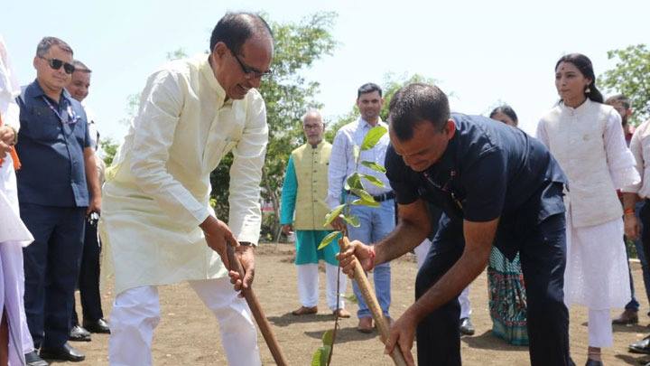 मुख्यमंत्री श्री चौहान ने अपने वाहन चालक सहित पर्यावरण प्रेमी नागरिकों के साथ किया पौध-रोपण